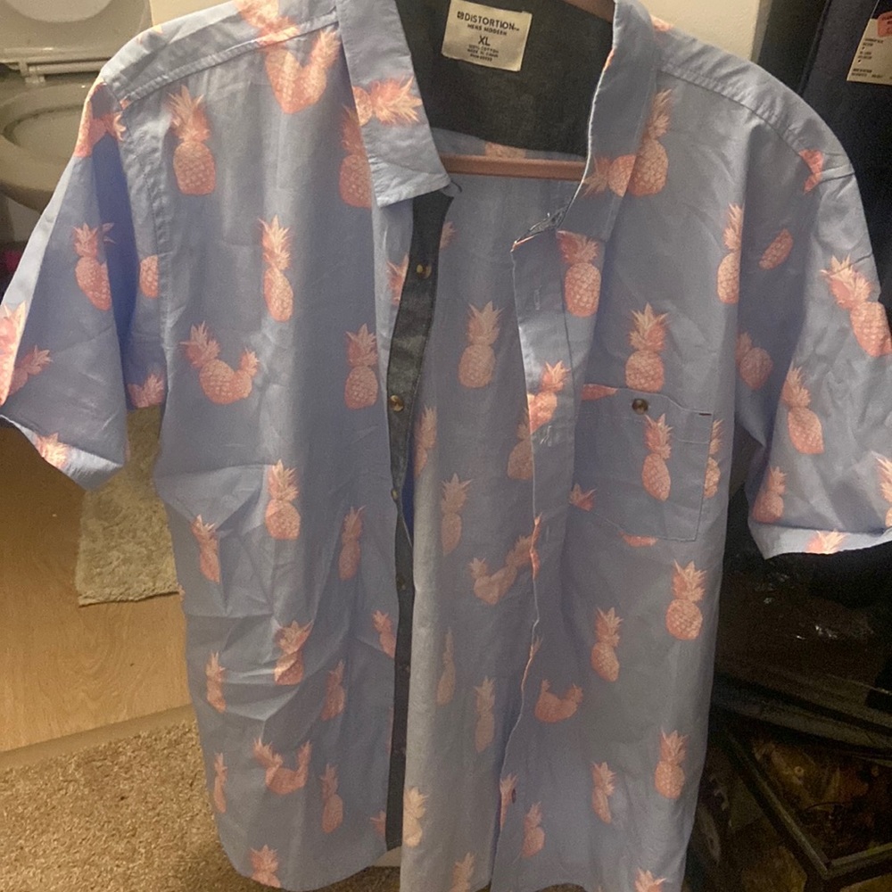 Mens short sleeve button down shirt! Never been worn before!